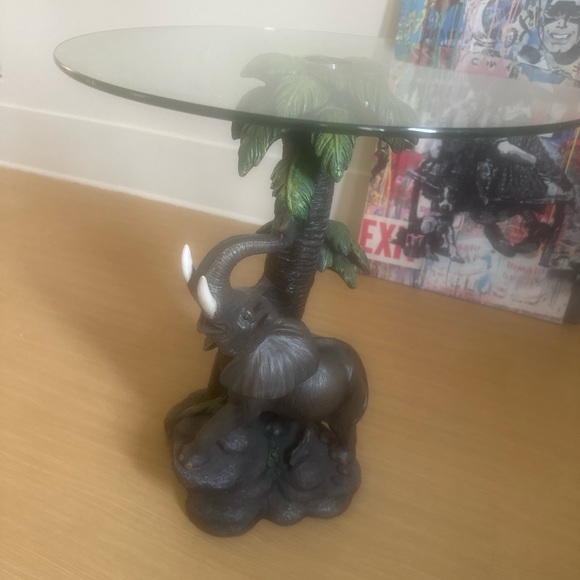 TUSCANO 30” ROUND GLASS SIDE TABL WITH ELEPHANT TROPICAL RESIN BASE ( NOVELTY) - Picture 2 of 3